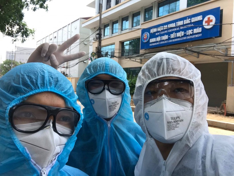 Đoàn Y bác sĩ Bệnh viện Đại học Y Dược TP.HCM vừa đến Bệnh viện Đa Khoa tỉnh Bắc Giang.  (Ảnh: Trương Đạt).
