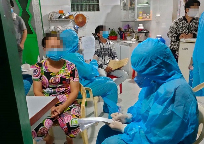 Lực lượng y tế tỉnh Long An lấy mẫu xét nghiệm liên quan đến ca nhiễm Covid-19 đầu tiên tại huyện Cần Giuộc. (Ảnh minh họa).