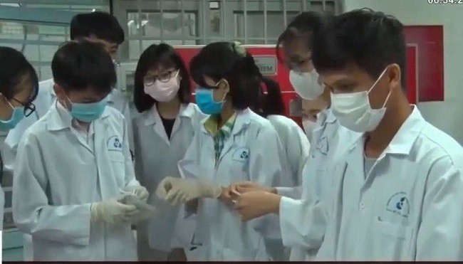 Nhóm nghiên cứu của Trường ĐH Bách khoa TP.HCM đang làm thí nghiệm sản phẩm  (Ảnh: Thy Huyền)