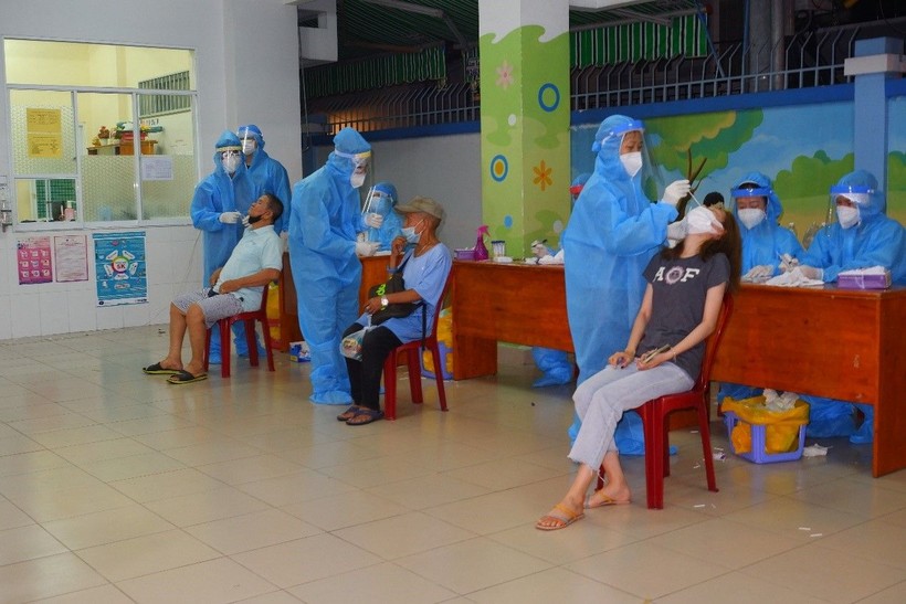 HCDC lấy mẫu xét nghiệm cho người dân phường 3 quận Tân Bình để truy vết khi có ca nhiễm Covid-19. (Ảnh: HCDC).
