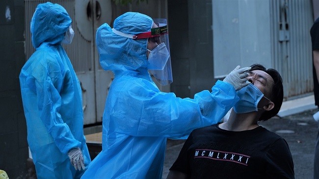 Lực lượng Y tế TP Hồ Chí Minh truy vết lấy mẫu xét nghiệm liên quan đến ca nghi nhiễm để phòng dịch Covid-19 (Ảnh:HCDC)
