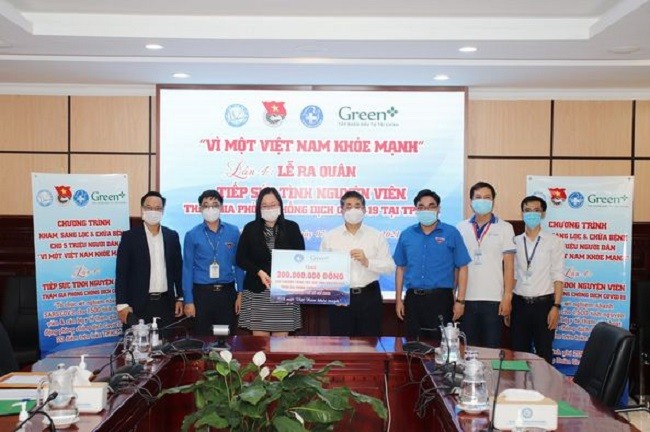 Đại diện Tập đoàn đầu tư tài chính Green+ tài trợ 200 triệu tương ứng 1500 bộ xét nghiệm kháng nguyên SARS-CoV-2 cho các tình nguyện viên tại TP Hồ Chí Minh.