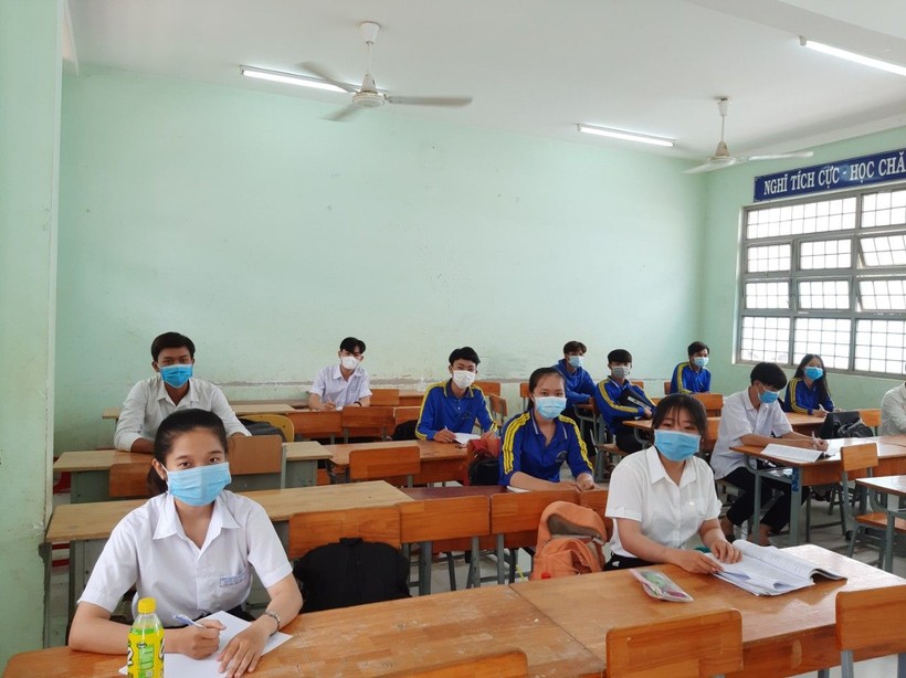  Học sinh lớp 12 Trường THCS&THPT Hưng Điền B, huyện Tân Hưng-Long An đến trường ôn thi, tuân thủ biện pháp 5K để phòng dịch (Ảnh: Sở GD&ĐT Long An)