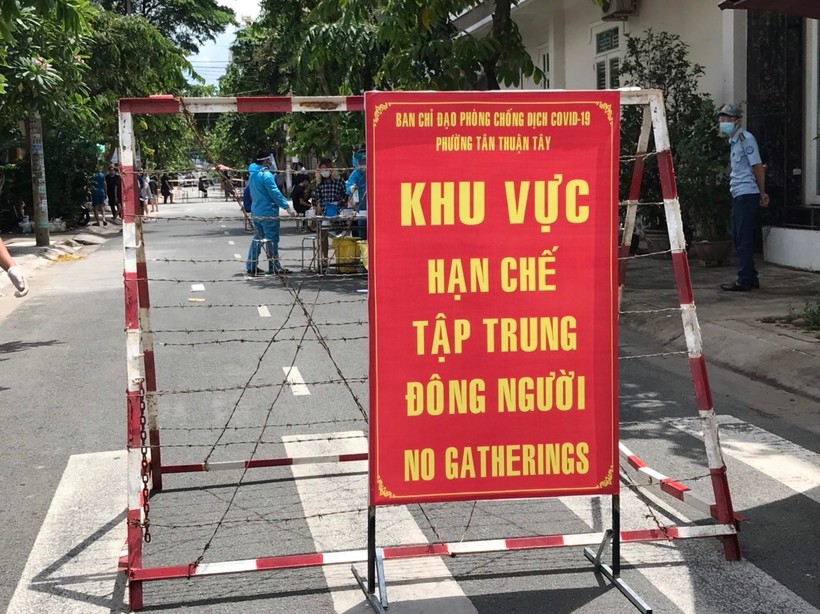 Lực lượng chức năng TP Hồ Chí Minh phong tỏa khu vực có ca nghi nhiễm Covid-19 để phòng dịch. (Ảnh: HCDC).