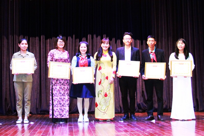 Lễ trao thưởng các giáo viên giỏi cấp tỉnh năm học 2020-2021 (Ảnh: Lâm Đồng)
 