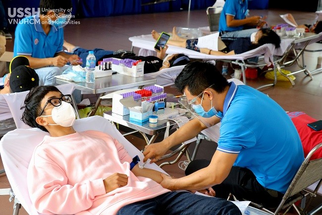 Nhiều sinh viên USSH đăng ký tham gia hiến máu cứu người - (Ảnh: USSH).