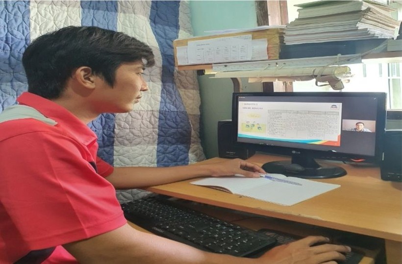 GV Trường TH Thủy Tây, huyện Thạnh Hóa – Long An tập huấn SGK qua phần mềm Zoom để đảm bảo phòng dịch. (Ảnh: NTCC).