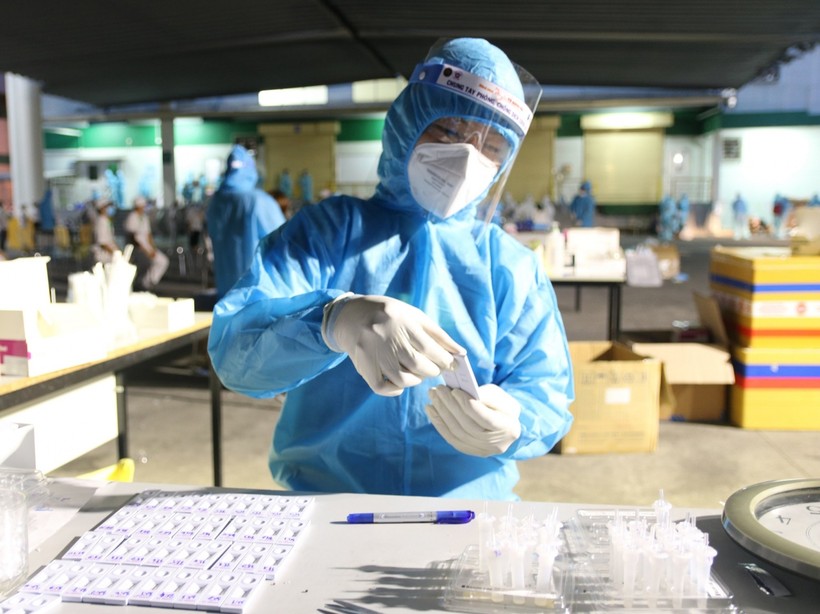 Lực lượng y tế truy vết lấy mẫu xét nghiệm cho người dân để tầm soát dịch Covid-19 (Ảnh: HCDC)
