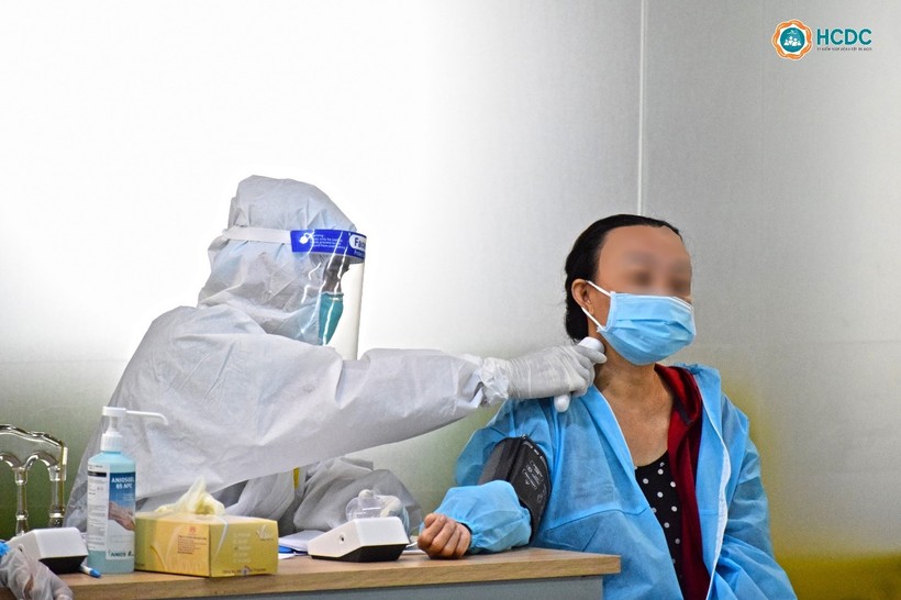 Lực lượng y tế đang thăm khám cho người bệnh nhập viện tại Bệnh viện dã chiến số 5. (Ảnh: HCDC).