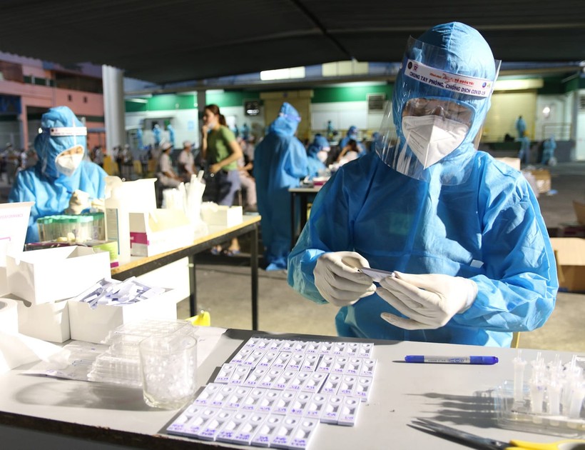Lực lượng y tế lấy mẫu xét nghiệm cho người dân để kiểm soát dịch Covid-19 (Ảnh: HCDC)