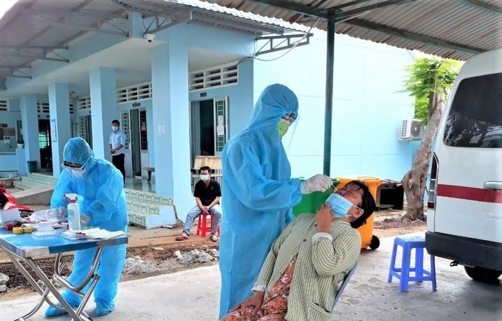 Lực lượng y tế lấy mẫu xét nghiệm cho người dân ở huyện Cần Giờ để tầm soát dịch Covid-19. (Ảnh: HCDC).