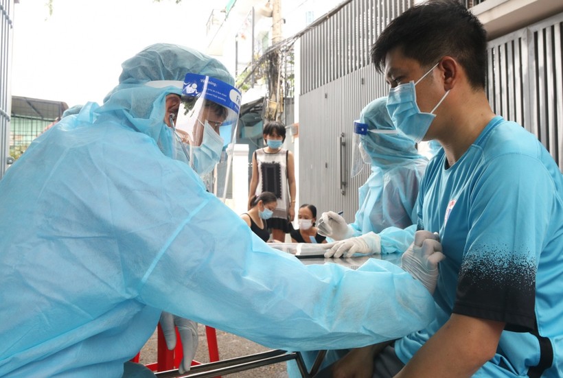 Lực lượng y tế tổ chức tiêm vắc xin phòng Covid-19 cho người dân (Ảnh:HCDC)