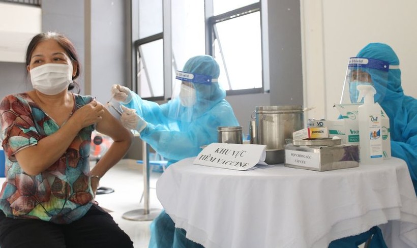 Lực lượng y tế tiêm vắc xin phòng Covid-19 cho người dân (Ảnh:HCDC)