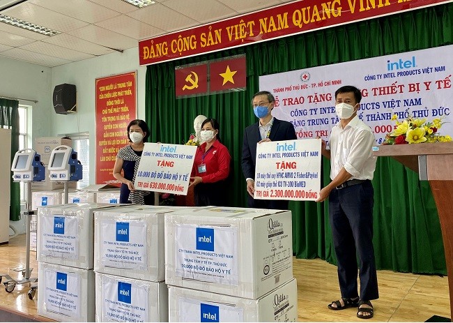 Đại diện Intel Việt Nam trao tặng 10.000 bộ đồ bảo hộ y tế, 10 máy thở oxy dòng cao HFNC và 2 máy giúp thở ICU cho Trung tâm Y tế TP. Thủ Đức.