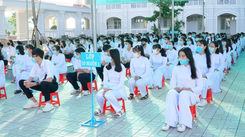 Học sinh Trường THPT Chuyên Hoàng Lê Kha – Tây Ninh trong buổi khai giảng Năm học 2020-2021 (Ảnh: NTCC)