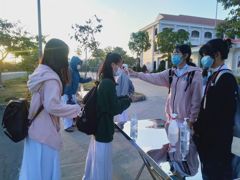 Học sinh Trường THPT Chuyên Hoàng Lê Kha - Tây Ninh luôn đeo khẩu trang và đo thân nhiệt khi trở lại trường  để phòng dịch. 