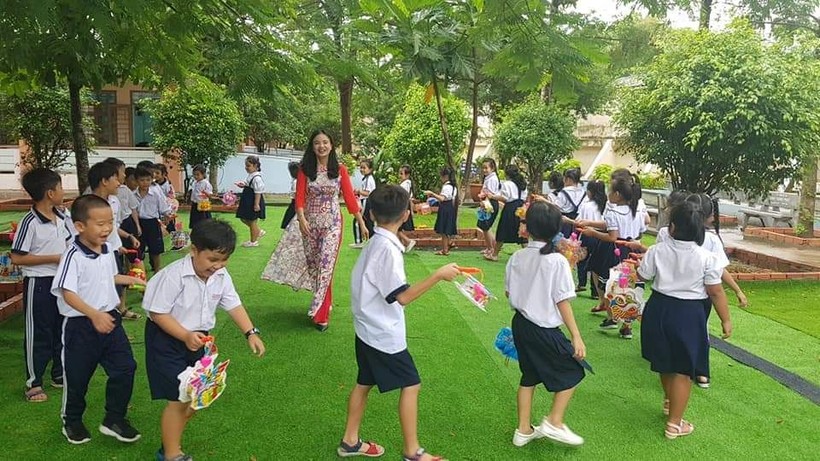 Cô Lê Thị Kim Thúy - Hiệu trưởng Trường TH Phú Hòa 3  cùng  học trò vui chơi trong công viên xanh đầy ắp tiếng cười hạnh phúc (Ảnh: NTCC)