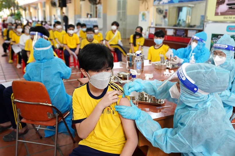 Học sinh TP Hồ Chí Minh được tiêm vắc xin phòng Covid-19 (Ảnh: HCDC).
