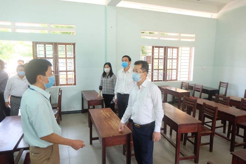 Ông Nguyễn Văn Quảng – Phó Bí thư Thành ủy Đà Nẵng công tác chuẩn bị thi tại trường THPT Võ Chí Công.