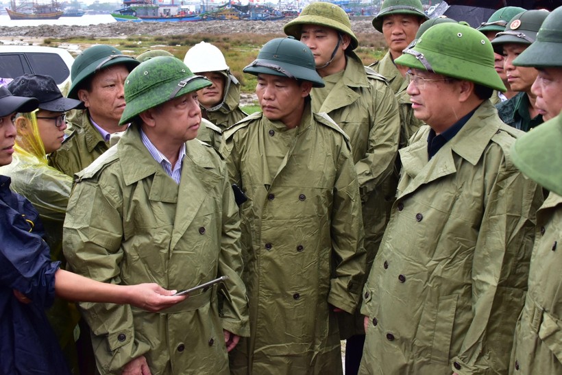 Phó Thủ tướng Trịnh Đình Dũng kiểm tra công tác phòng, chống bão số 5 tại tỉnh Thừa Thiên Huế