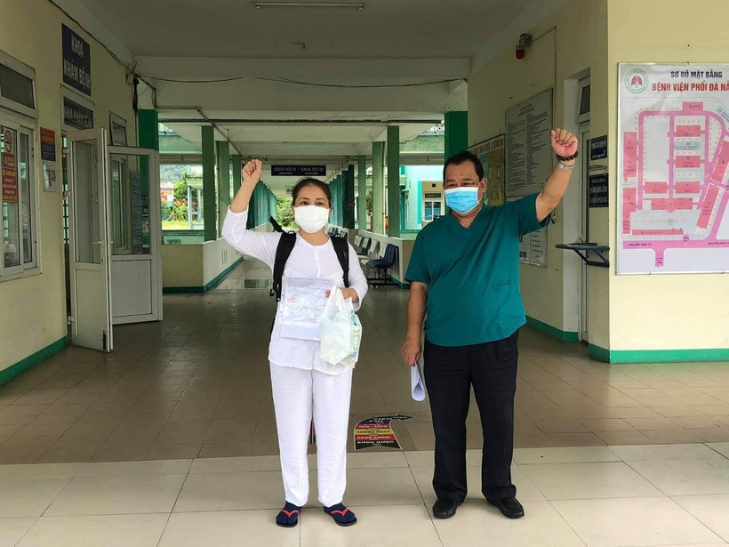 Bác sĩ Lê Thành Phúc – Giám đốc Bệnh viện Phổi Đà Nẵng trao giấy ra viện cho bệnh nhân 1015. 

