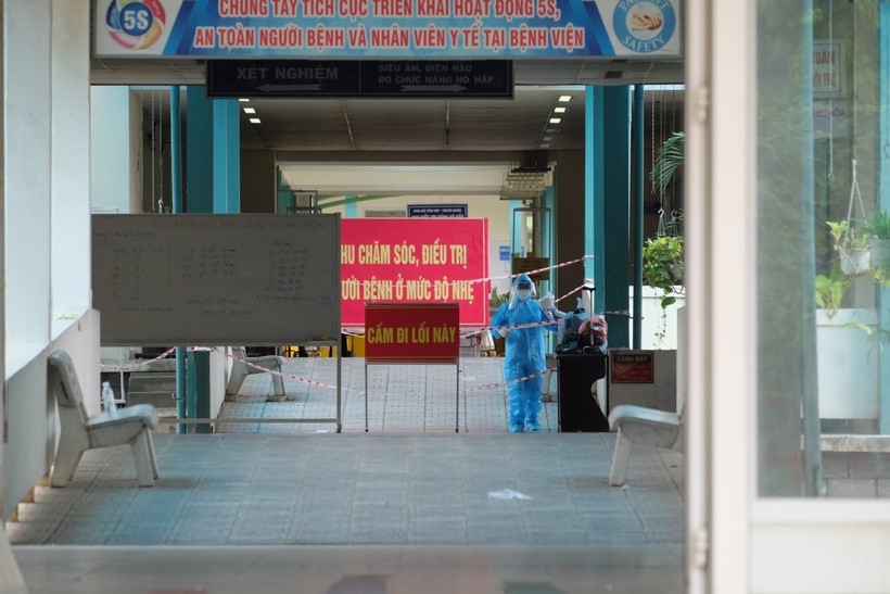 Lối đi vào bên trong khu cách ly của Bệnh viện dã chiến Hòa Vang đặt tại Trung tâm y tế Huyện Hòa Vang (TP Đà Nẵng).


