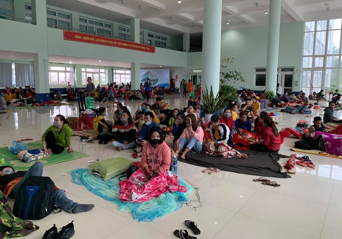 Người dân Đà Nẵng được sơ tán đến nơi trú bão an toàn
