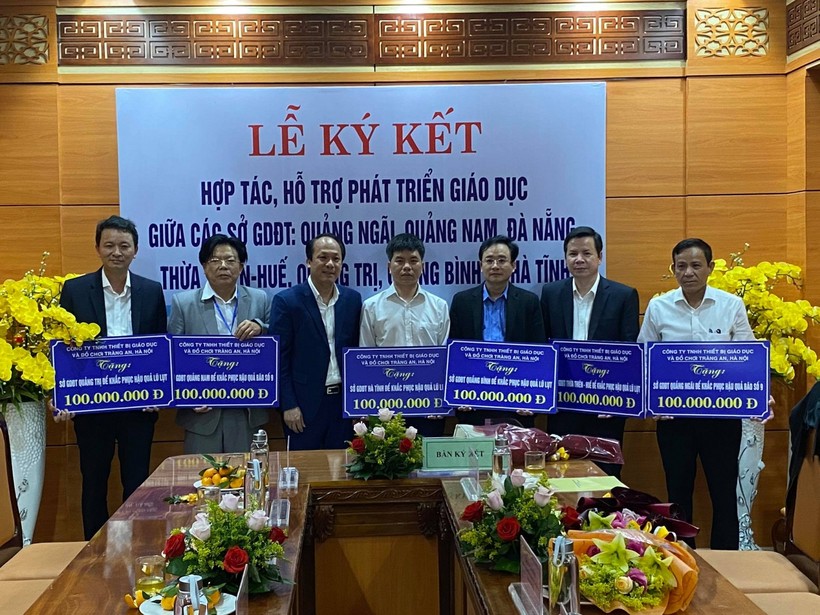 Ông Lê Hùng Mạnh - TGĐ Công ty TNHH Tràng An - Hà Nội trao quà cho đại diện các Sở GD&ĐT ở miền Trung