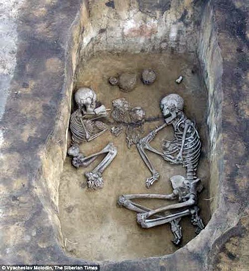 Bộ xương của cặp đôi được phát hiện chôn cùng mộ trong tư thế úp mặt và nắm tay nhau.