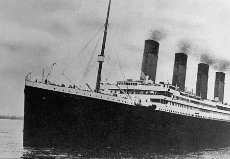 Tàu chở khách hạng sang Titanic của Anh đã đâm vào một tảng băng khổng lồ ở Đại Tây Dương và bị chìm vào ngày 14/4/1912, gây ra một trong những thảm họa hàng hải nghiêm trọng nhất mọi thời đại. Ảnh: Corbis
