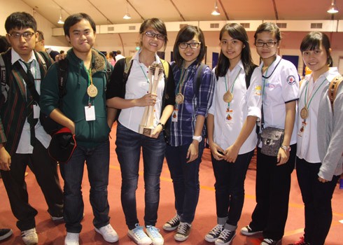 Nhóm bạn trẻ Việt Nam dành giải thưởng môi trường giá trị 2.500 SGD. Ảnh: Đoàn Loan