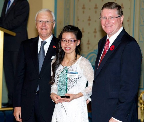 Đặng Thị Hương được Thủ hiến bang Victoria Denis Napthine trao chứng nhận danh hiệu Sinh viên quốc tế xuất sắc của năm 2013.