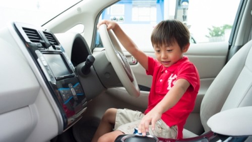 Việc để trẻ em nghịch ngợm với xe hơi như thế này là rất nguy hiểm (Ảnh Reuters)