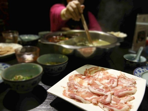Một đĩa thịt cừu trên bàn tại một cửa hàng ăn ở Thượng Hải (Trung Quốc). (Nguồn: AFP/TTXVN)