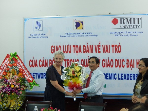 Hiệu trưởng trường ĐH Bách khoa tặng hoa cho Hiệu trưởng trường ĐH Quốc tế RMIT Việt Nam