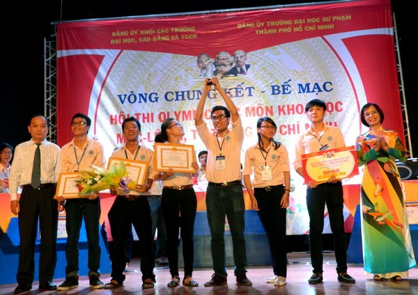 Ông Lê Bảo Lâm - Bí thư Đảng ủy khối và bà Võ Thị Ánh Tuyết - Phó Trưởng ban Tuyên giáo Thành ủy TPHCM trao giải Nhất cho đội 1 của Trường ĐH Luật TPHCM  