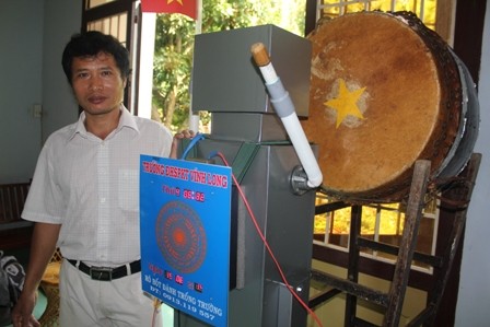 Thầy Nguyễn Hữu Thọ bên robot đánh trống trường.