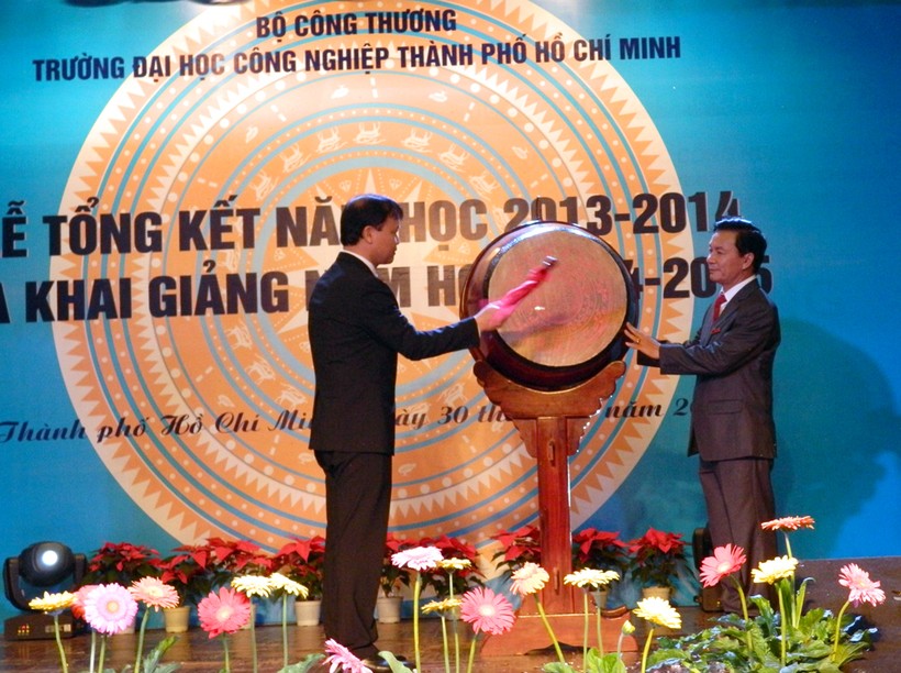 Thứ trưởng Bộ Công thương Đỗ Thắng Hải và TS Nguyễn Thiên Tuế đánh trống khai giảng năm học mới