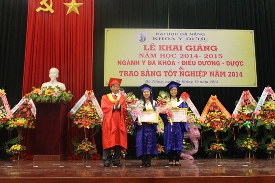 TS.BS. Trưởng khoa Y Dược (ĐH Đà Nẵng) - Nguyễn Đăng Quốc Chấn trao bằng cho 2 SV thủ khoa tốt nghiệp. 