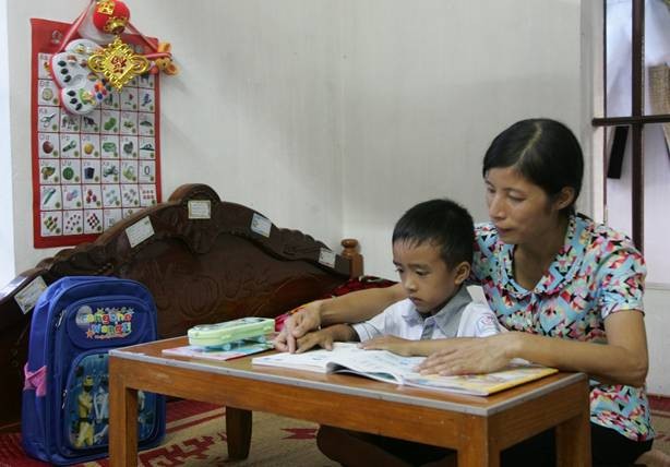 Hai mẹ con cô giáo Hoa trong căn nhà mái ấm tình nghĩa của các đồng nghiệp