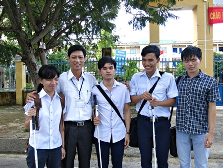 Thầy Nguyễn Duy Quy (thứ hai, từ trái sang) bên các học trò ở Trường THPT chuyên biệt Nguyễn Đình Chiểu (Đà Nẵng).