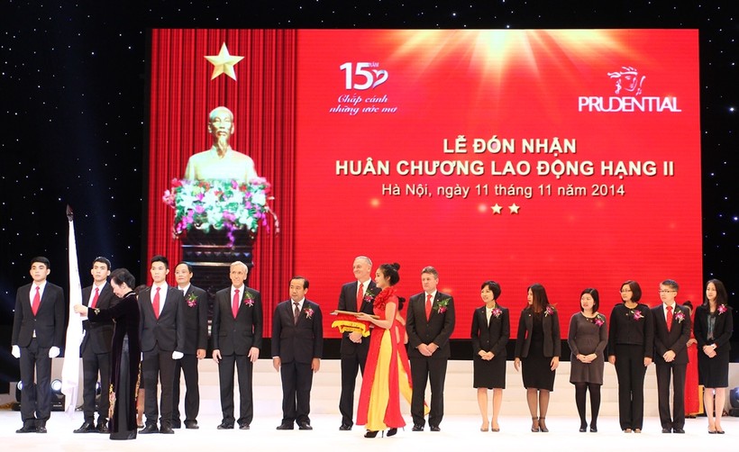 Phó Chủ tịch nước Nguyễn Thị Doan trao Huân chương Lao động hạng Nhì cho Prudential Việt Nam