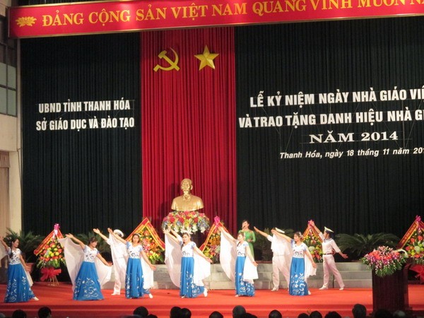 Chương trình văn nghệ chào mừng Lễ kỷ niệm ngày Nhà giáo Việt Nam 20/11 và trao tặng danh hiệu nhà giáo ưu tú năm 2014.
