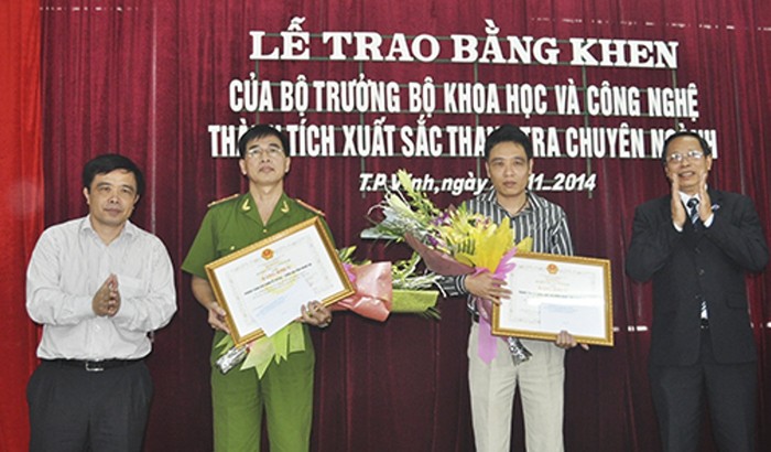 Lãnh đạo Bộ KHCN trao bằng khen cho những đơn vị có thành tích xuất sắc trong chuyên án