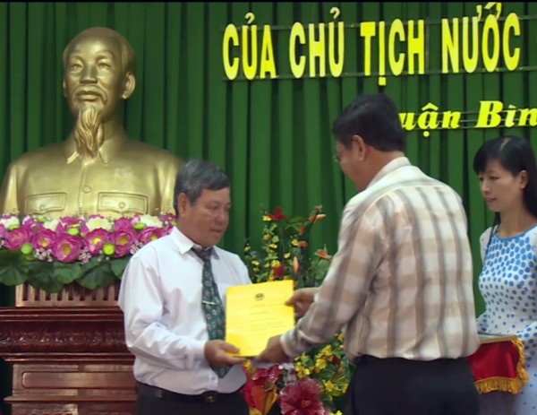 Thầy Lê Trung Sứng vinh dự nhận thư khen của Chủ tịch nước.