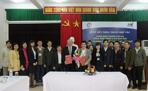 Đại diện Trường CĐ Công nghiệp Huế và đại diện IIG Việt Nam tại lễ ký kết