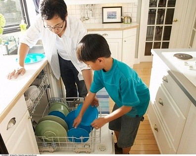 Để bắt đầu bài học dạy con làm việc nhà, cha mẹ càng cụ thể công việc càng tốt. Ảnh minh họa