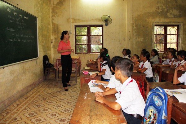 Buổi học của các em học sinh lớp 5/1, Trường Tiểu học số 1 Quảng Thọ tại trường mầm non xuống cấp của xã.