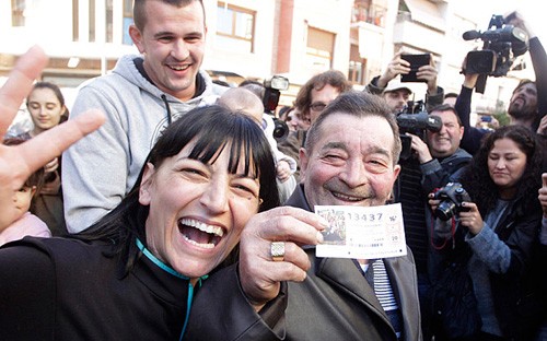 Một người trúng giải khoe chiếc vé số 13437, giành 400.000 euro ở La Eliana, Tây Ban Nha. Ảnh: Reuters