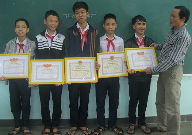 Năm học sinh lớp 9 nhận giấy khen “Người tốt việc tốt” của Phòng GD-ĐT TP Hội An - Ảnh: Thanh Ba